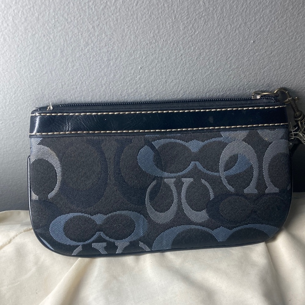 It’s a coach handheld purse bag wtv it’s nice on the out and inside